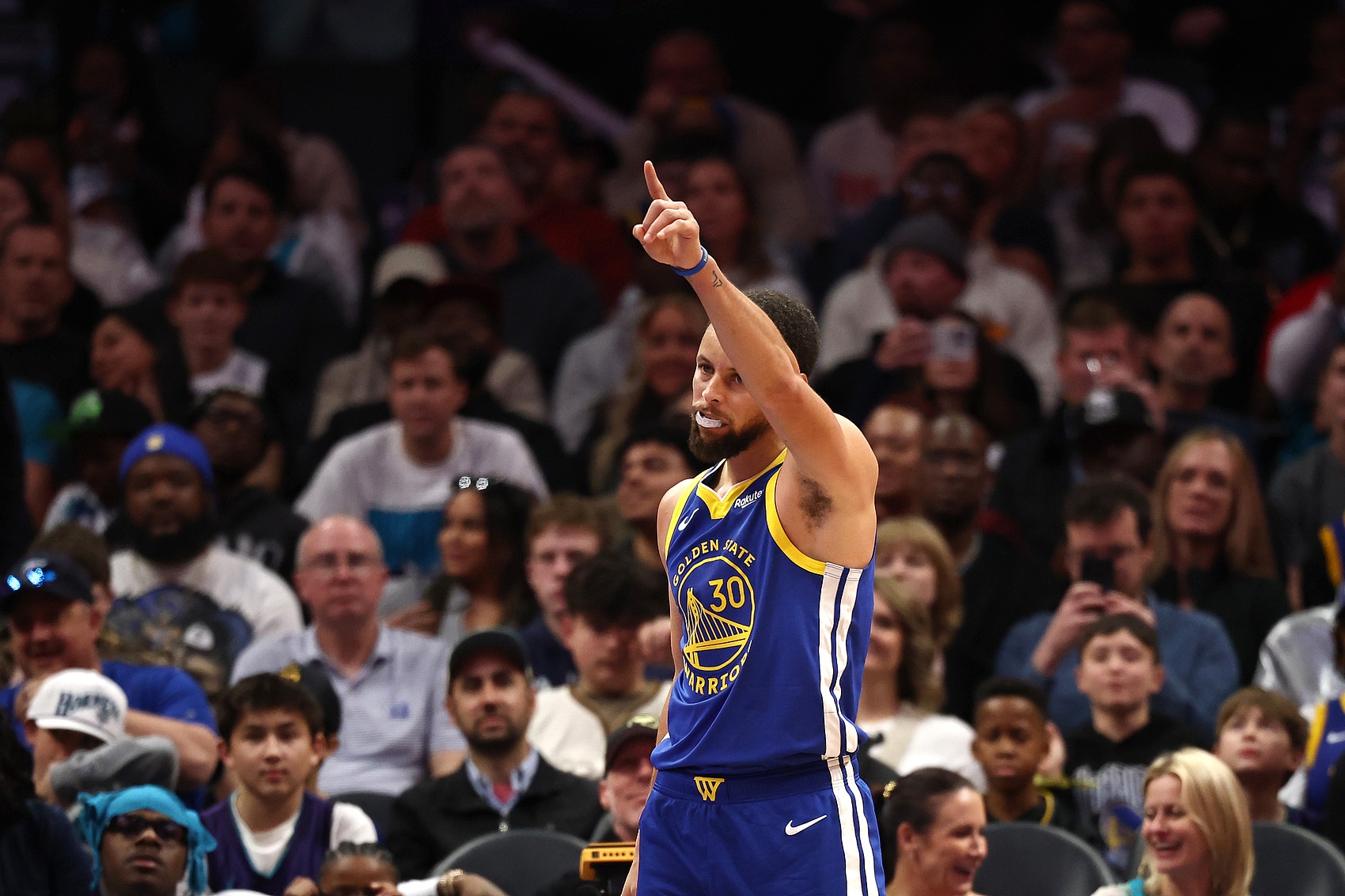 足球免费直播在线观看免费-疯狂毒奶了？ESPN预测明天胜率：勇士82.4% 国王17.6%