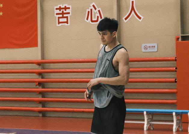 足球免费直播在线观看免费-状元郎新赛季定位大前锋 陈国豪：CBA，我准备好了！