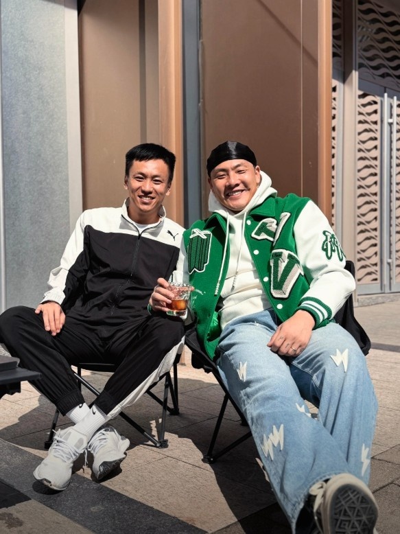 足球直播免费观看在线-老队友！王大雷社媒晒与张弛合照：13🧡14🧡